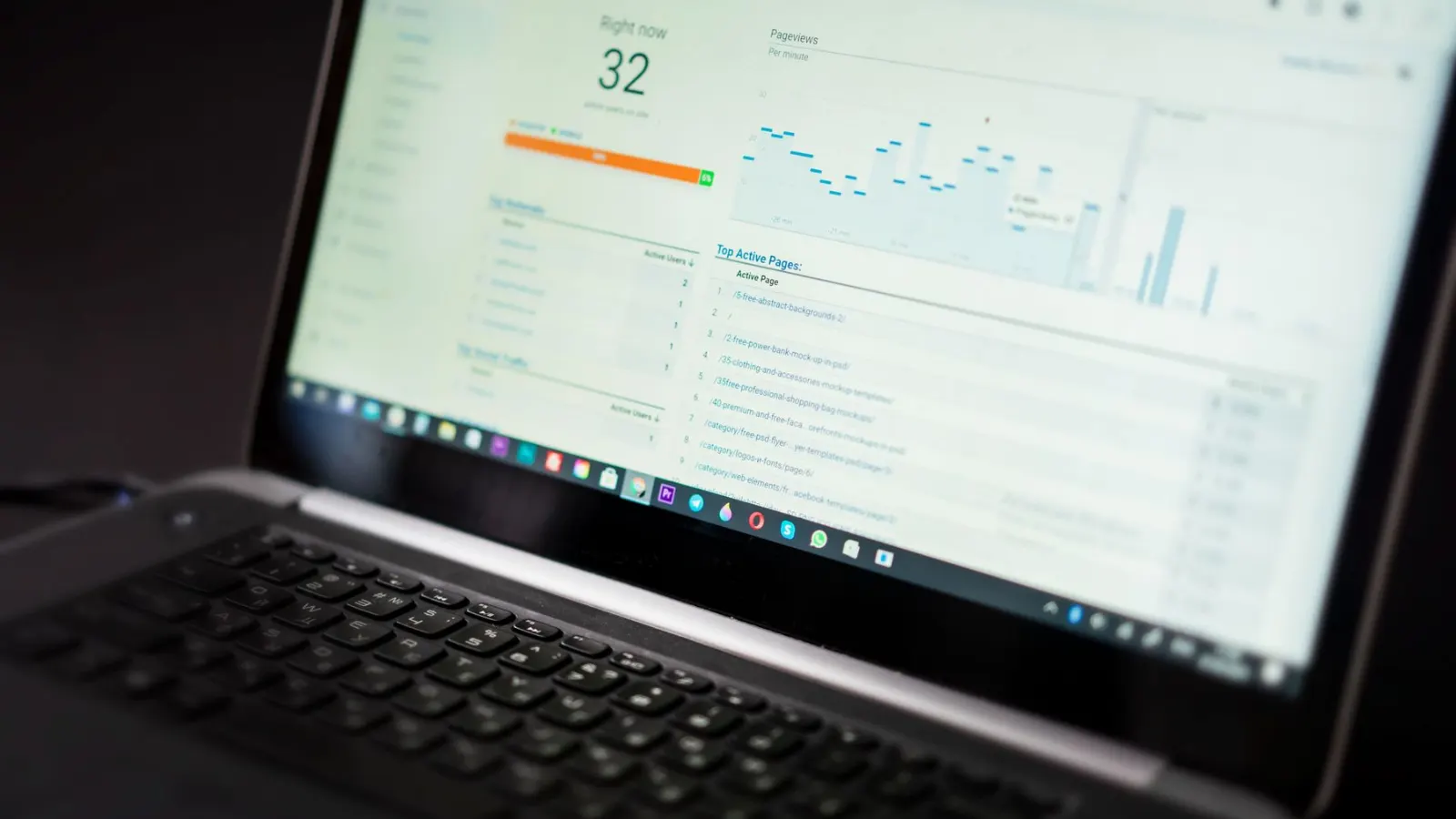 Laptop menampilkan grafik analitik
