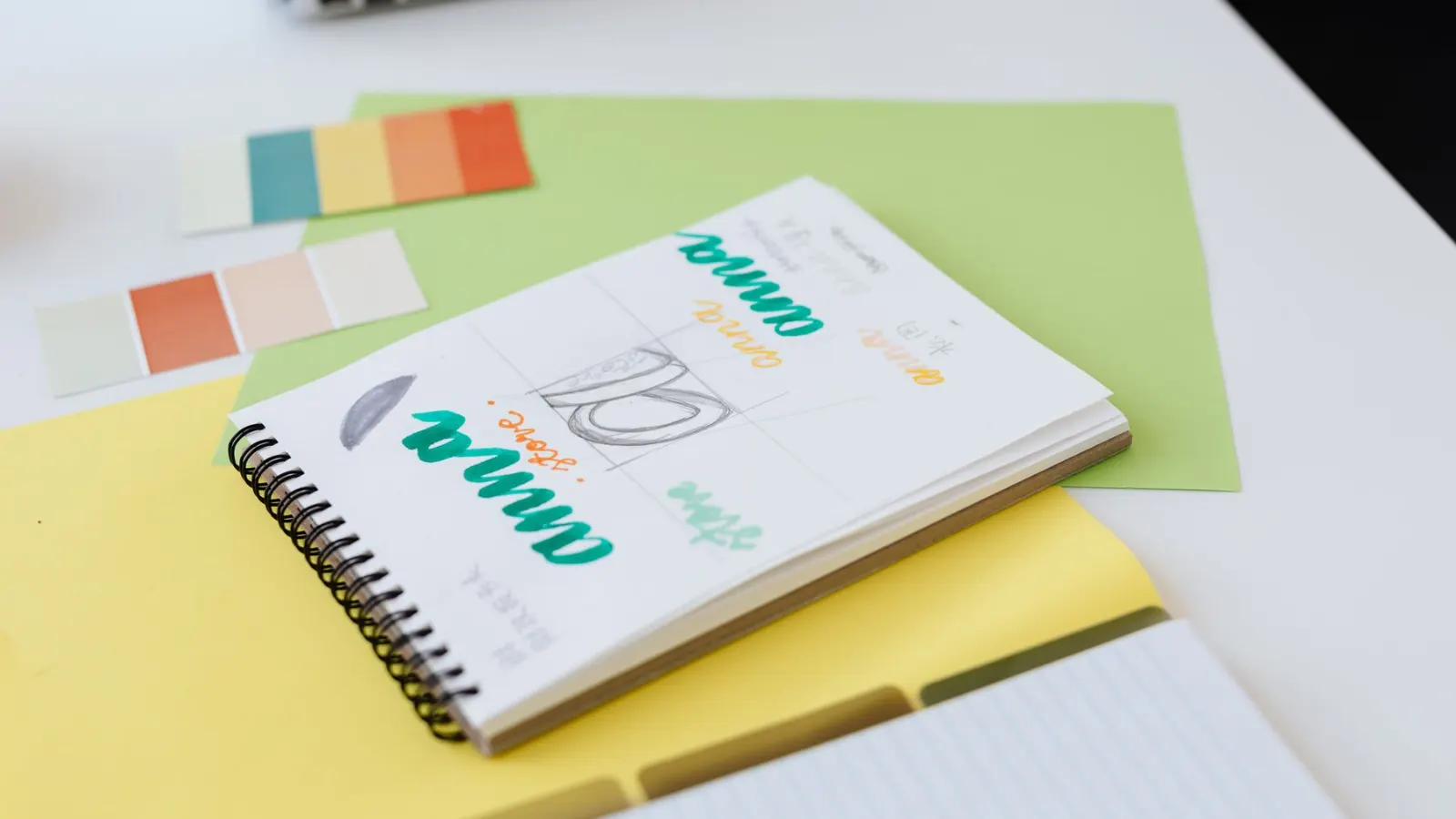 Sketsa desain dan contoh warna di meja