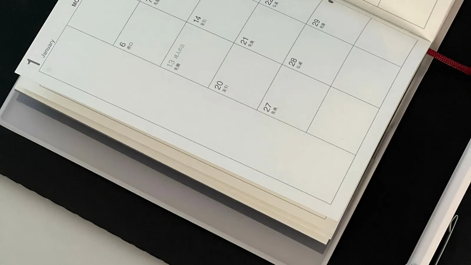 Kalender terbuka di atas meja